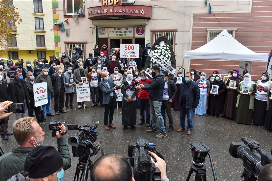 Diyarbakır anneleri oturma eyleminin 500'üncü gününde HDP önüne siyah çelenk bıraktı
