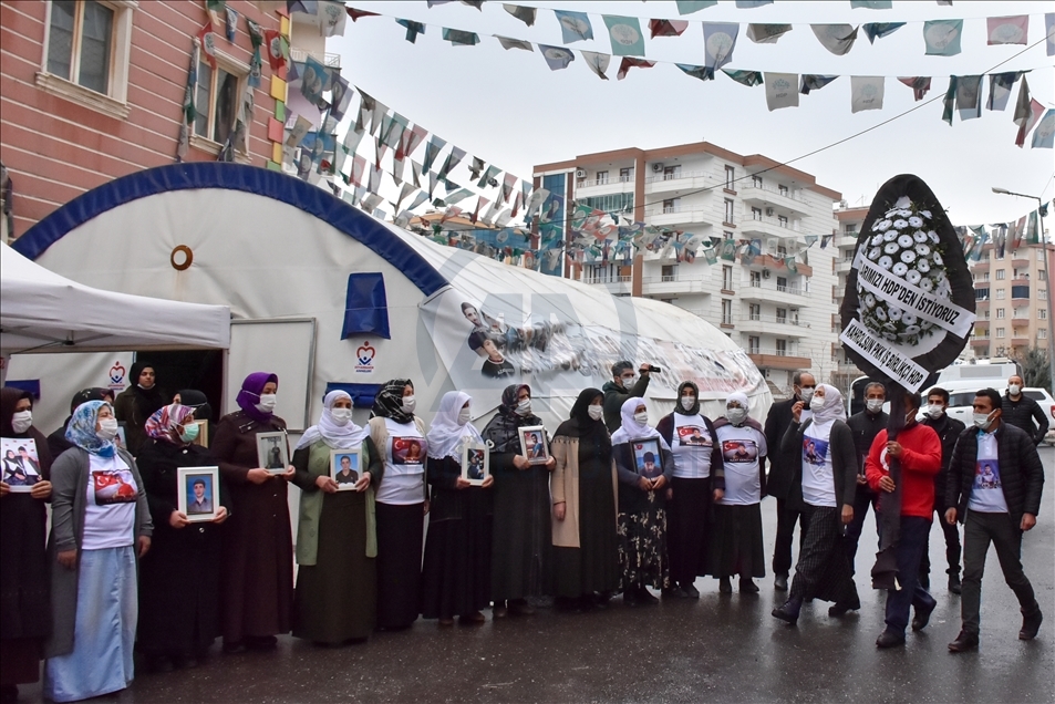 Diyarbakır anneleri oturma eyleminin 500'üncü gününde HDP önüne siyah çelenk bıraktı