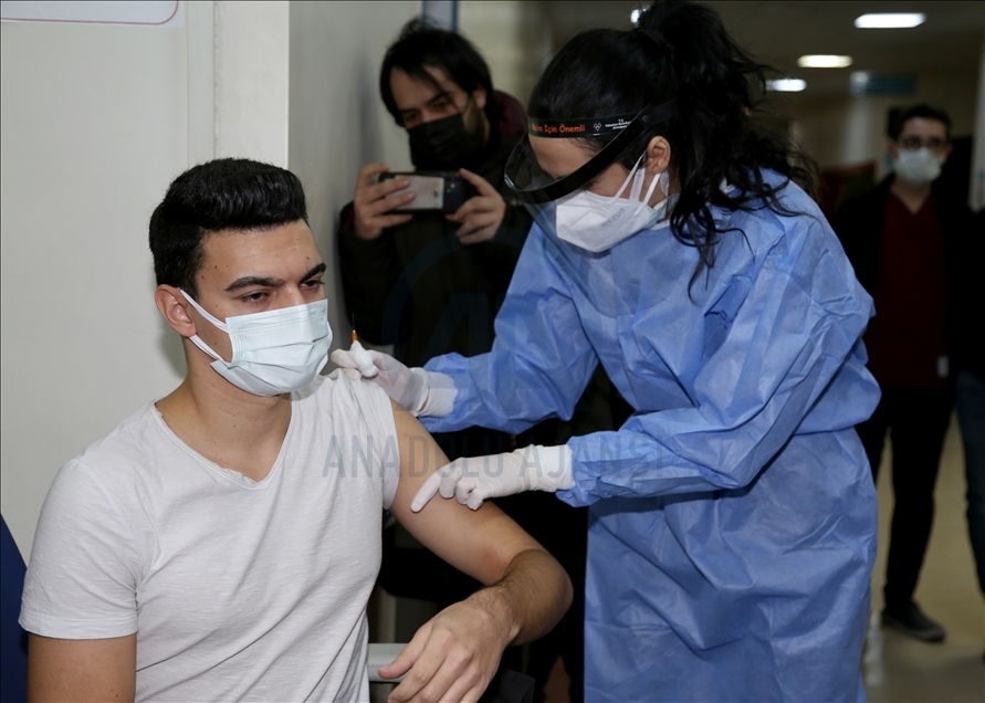 Erzurum'da sağlık personeline CoronaVac aşısının ilk dozu yapılmaya başlandı