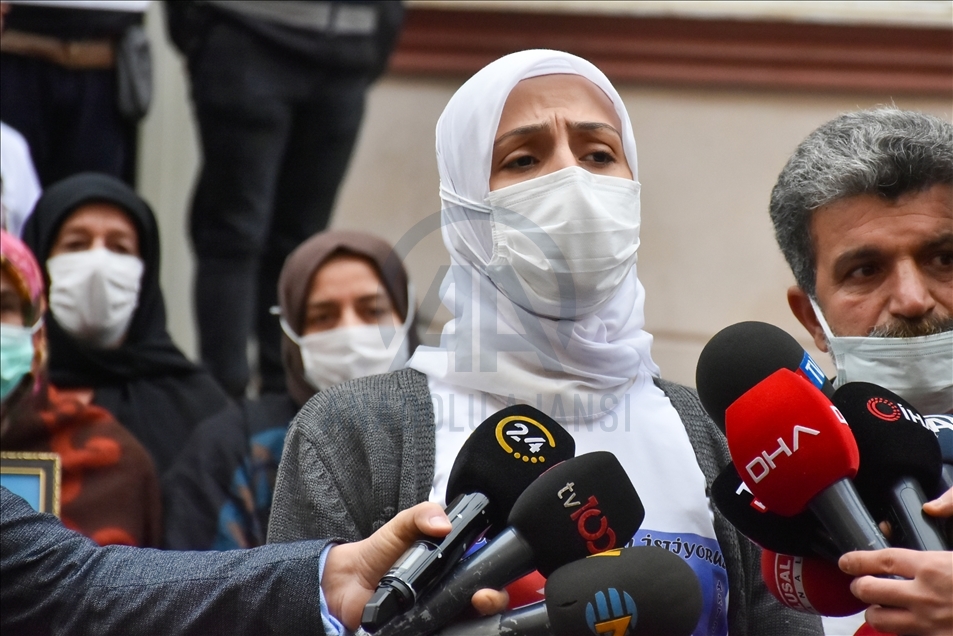 Diyarbakır anneleri oturma eyleminin 500'üncü gününde HDP önüne siyah çelenk bıraktı