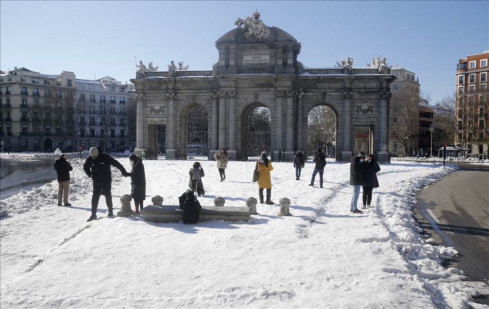 İspanya'da kar sorunu yerini buzlanmaya bıraktı
