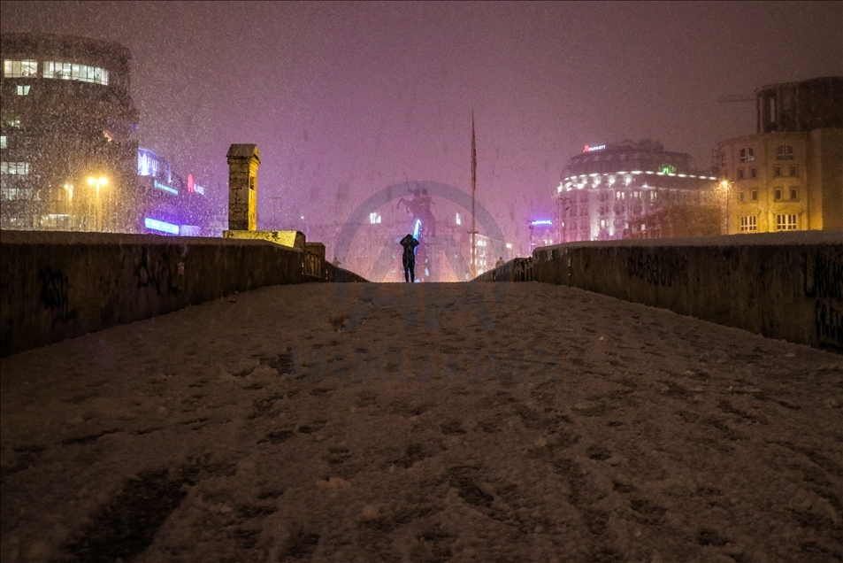Падна првиот снег во Скопје во оваа зимска сезона