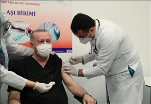 Le Président turc Recep Tayyip Erdogan reçoit un vaccin contre la Covid-19 dans la capitale, Ankara