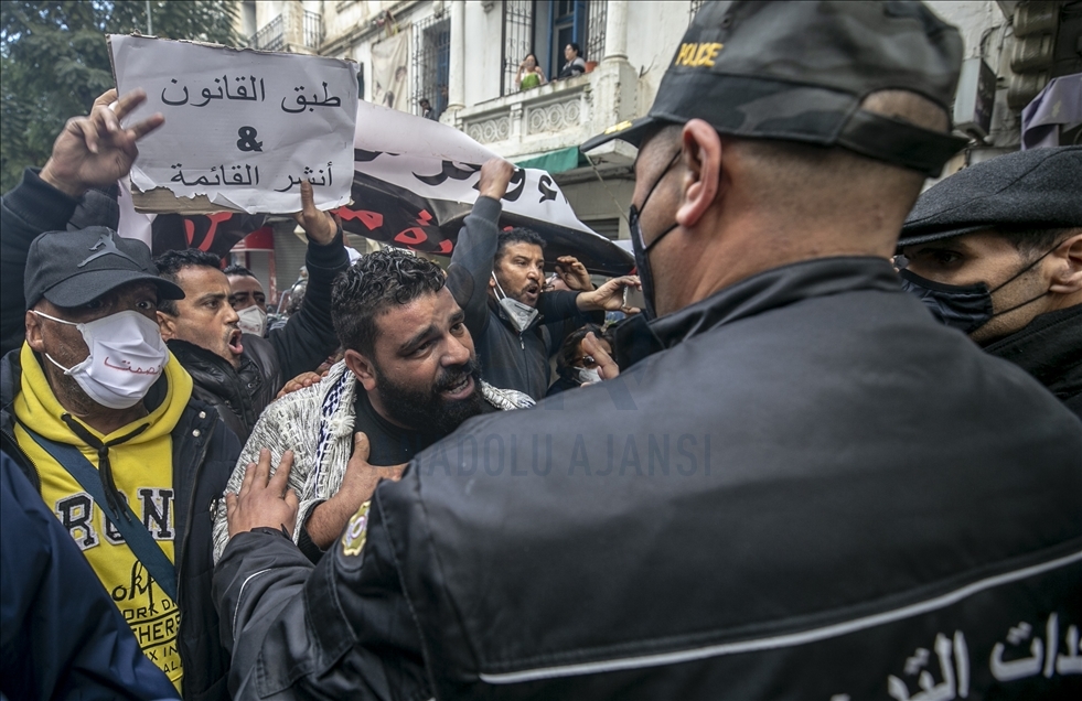 لهم مطالب.. الأمن التونسي يمنع مسيرة لجرحى الثورة