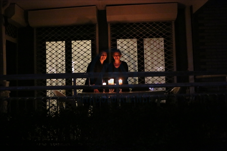 Kosovë, qytetarët ndezin qirinj në ballkone në kujtim të viktimave të luftës