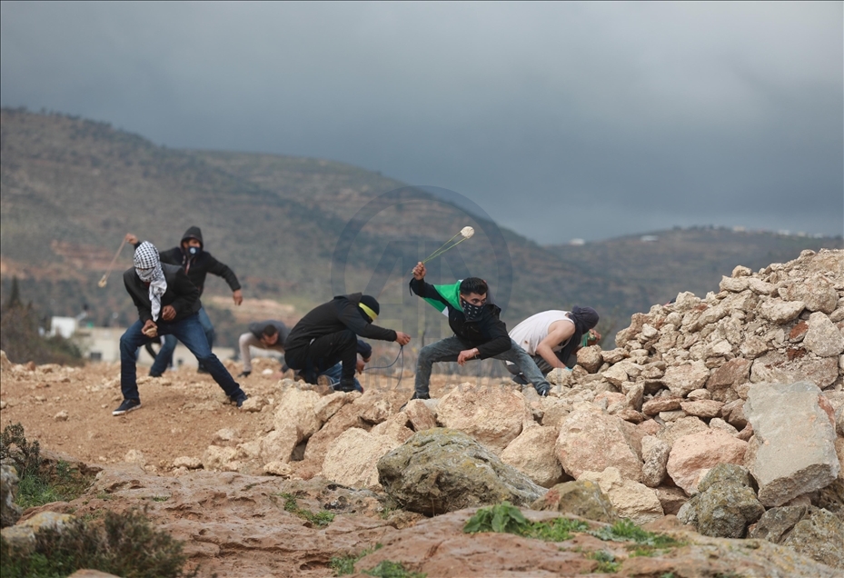إصابة 10 فلسطينيين برصاص الجيش الإسرائيلي في الضفة