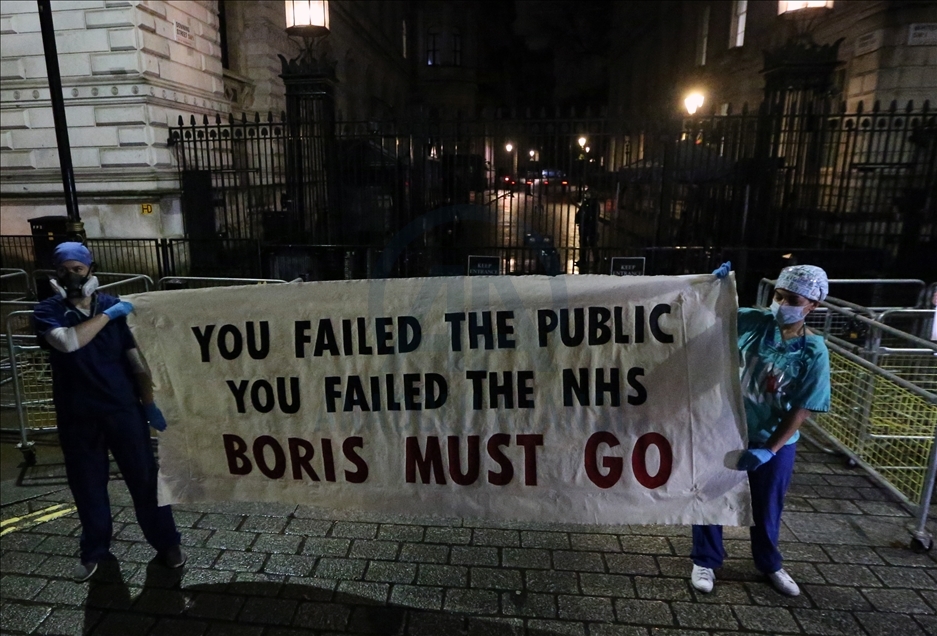 İngiliz sağlık çalışanları zam talebiyle hükümeti protesto etti