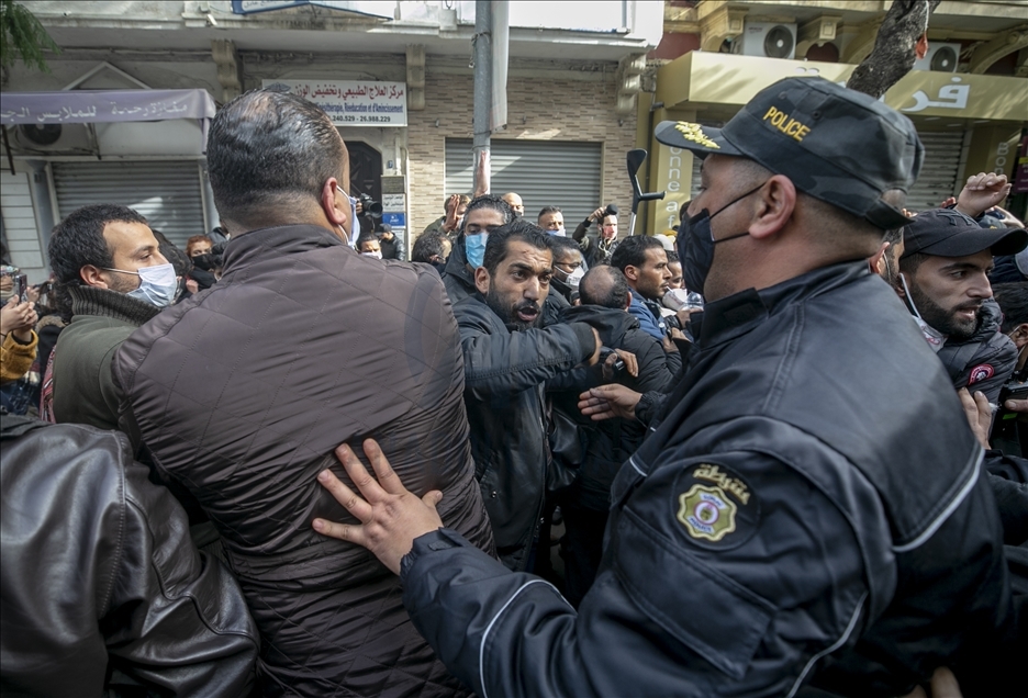 لهم مطالب.. الأمن التونسي يمنع مسيرة لجرحى الثورة