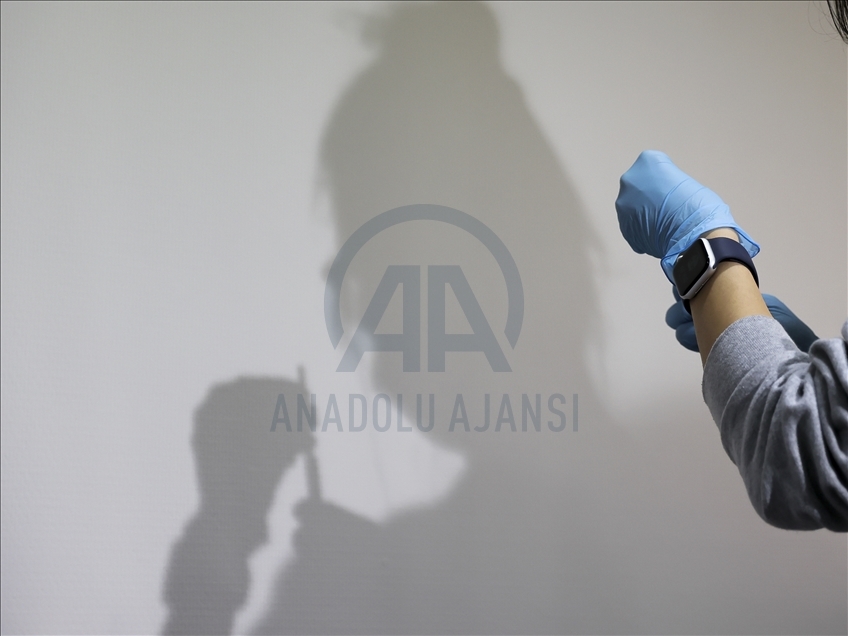 CoronoVac aşısı Ankara'da sağlık çalışanlarına uygulanmaya devam ediyor