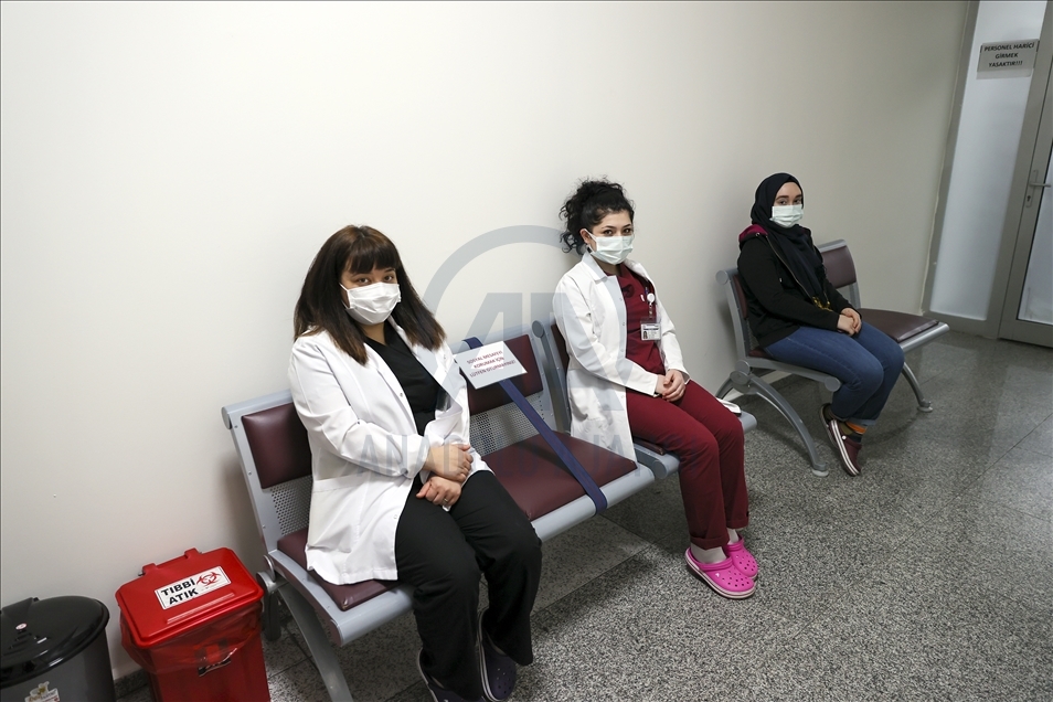 CoronoVac aşısı Ankara'da sağlık çalışanlarına uygulanmaya devam ediyor