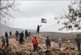 إصابة 10 فلسطينيين برصاص الجيش الإسرائيلي في الضفة