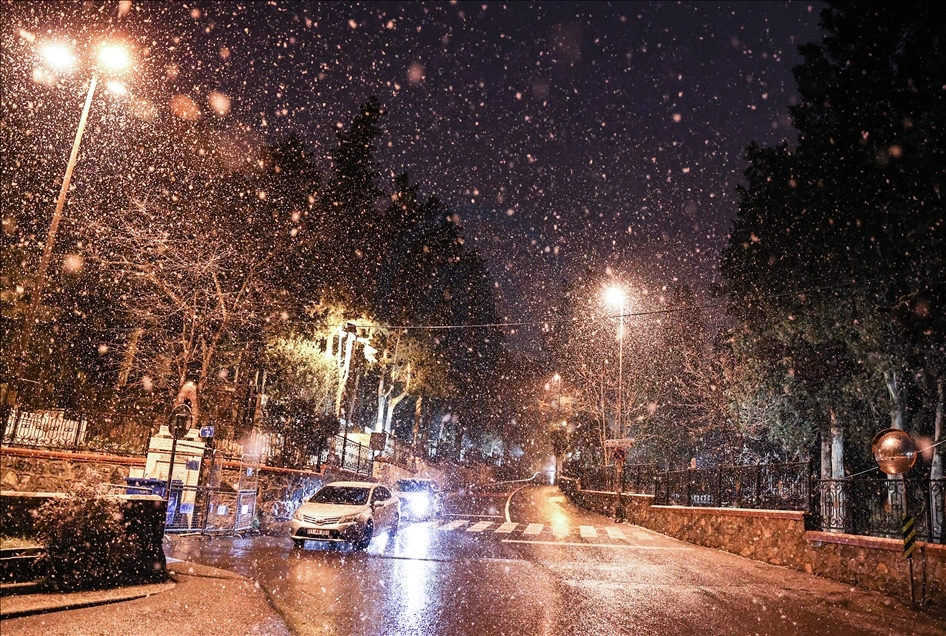Stambolli përfshihet nga reshjet e borës