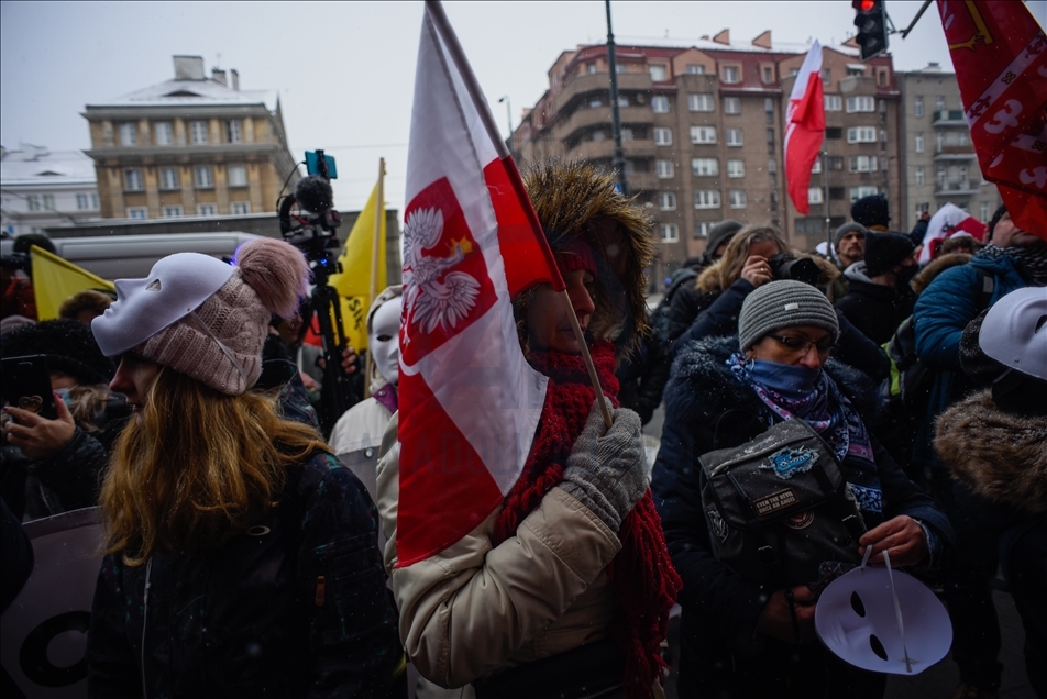 Polonya'da koronavirüs tedbirleri protesto edildi