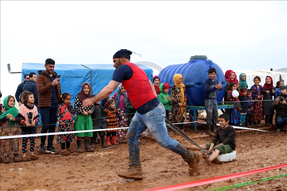 Suriyeli aktivistler, İdlib'de çamur altındaki çadır kentlerde yaşayan çocukların yüzünü güldürdü