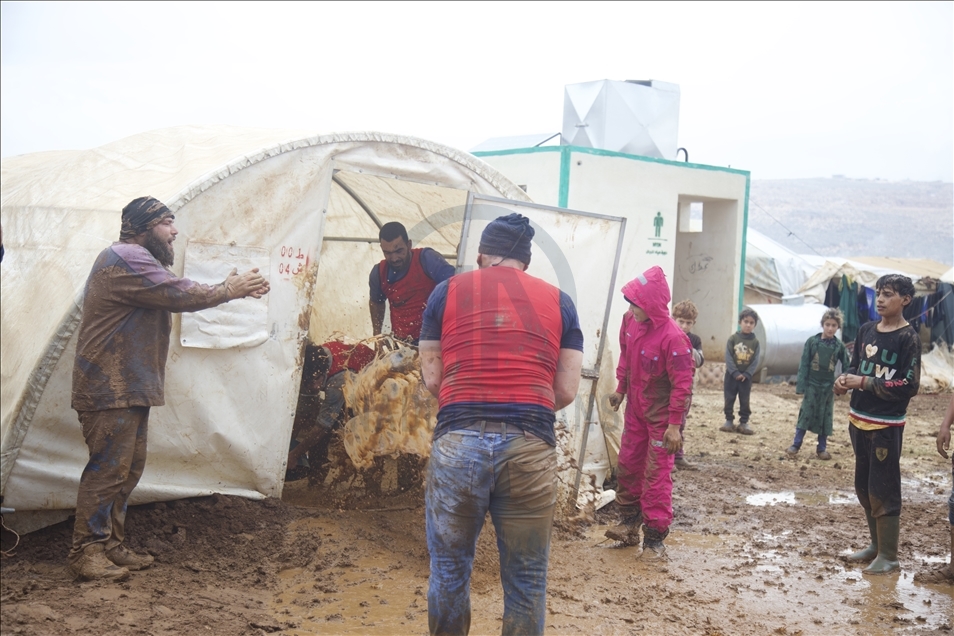 Suriyeli aktivistler, İdlib'de çamur altındaki çadır kentlerde yaşayan çocukların yüzünü güldürdü