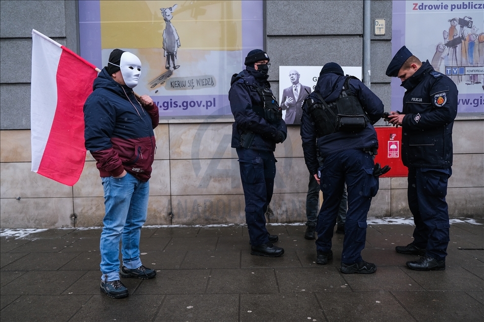 Polonya'da koronavirüs tedbirleri protesto edildi