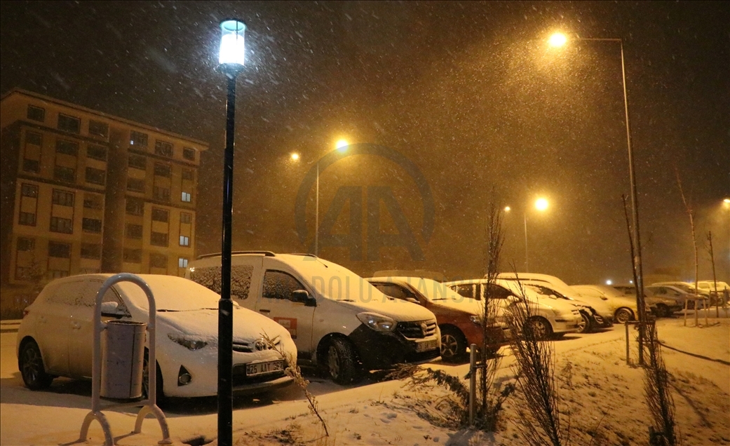 Erzurum ve Erzincan'da kar yağışı etkisini sürdürüyor