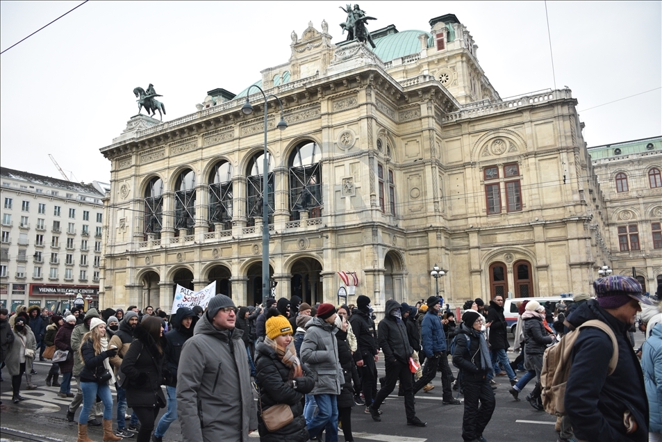 Avusturya’da binlerce gösterici Kovid-19 önlemlerini protesto etti