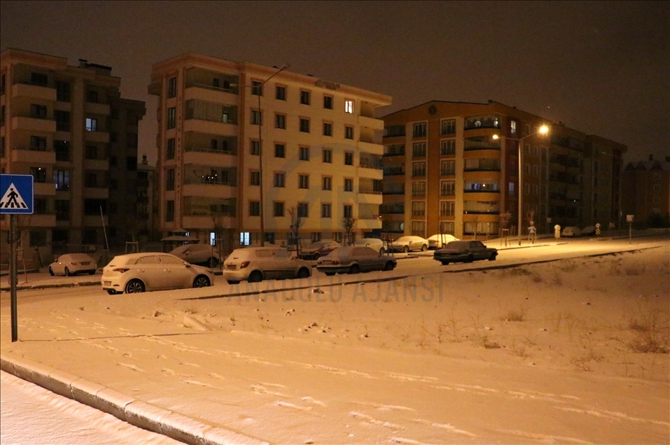 Erzurum ve Erzincan'da kar yağışı etkisini sürdürüyor