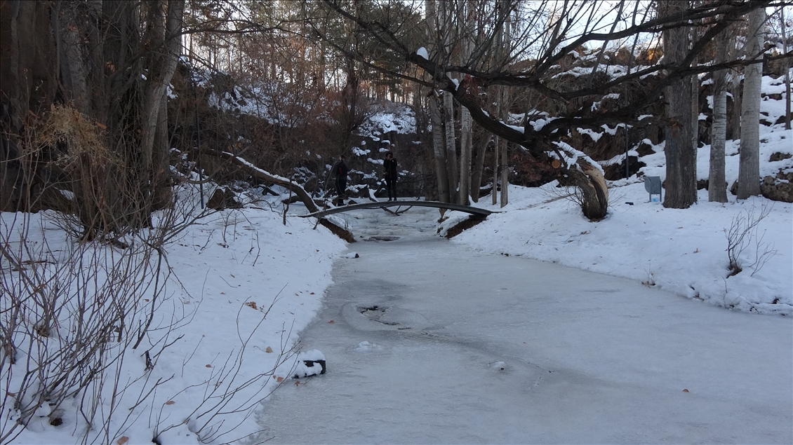 Dondurucu soğuklar nedeniyle buz tutan şelale ve göller, görenleri hayran bırakıyor