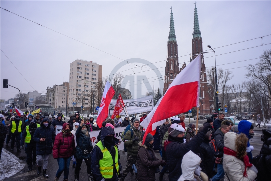Polonya'da koronavirüs tedbirleri protesto edildi