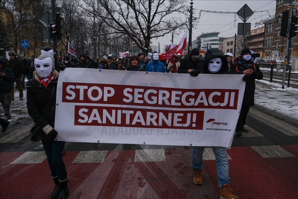 Polonya'da koronavirüs tedbirleri protesto edildi
