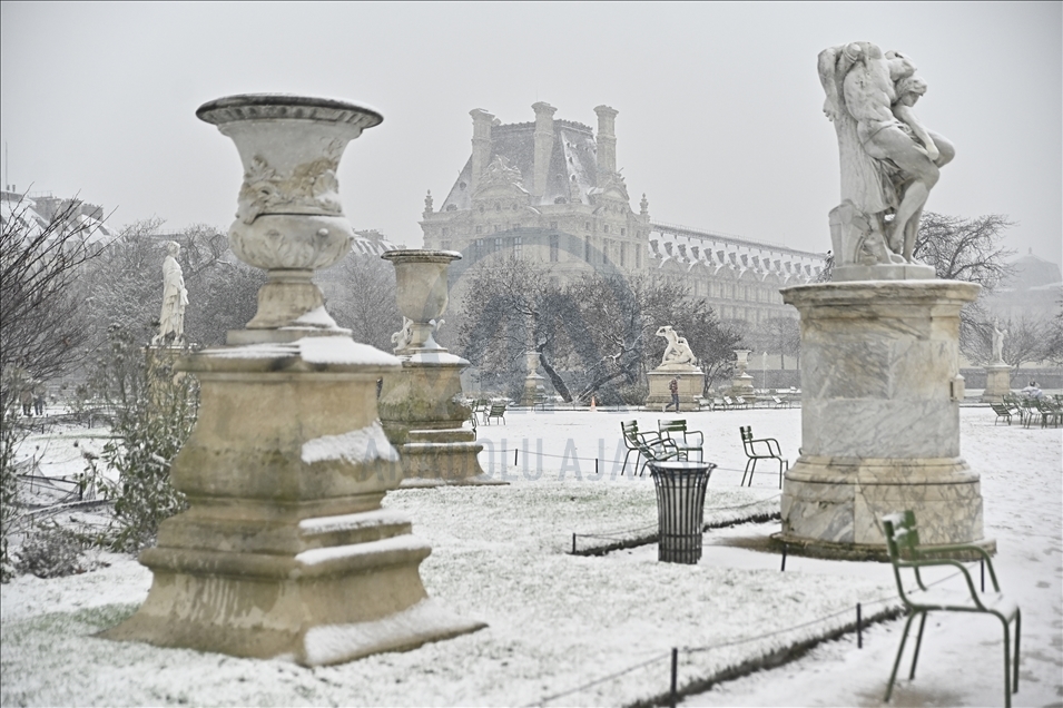 Në kryeqytetin e Francës, Paris dhe zonat përreth tij ra bora