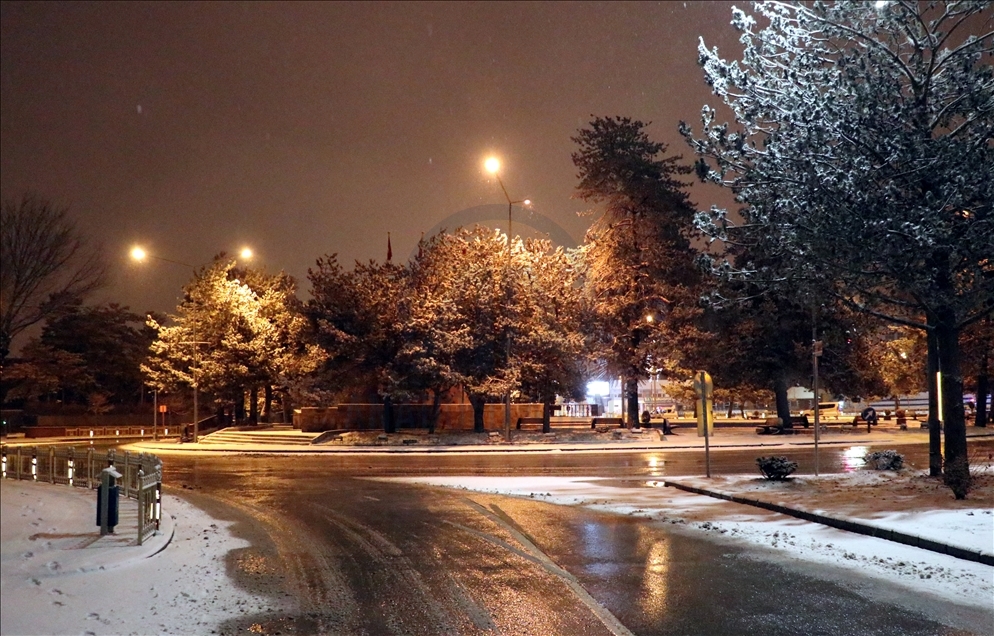 Erzurum ve Erzincan'da kar yağışı etkisini sürdürüyor