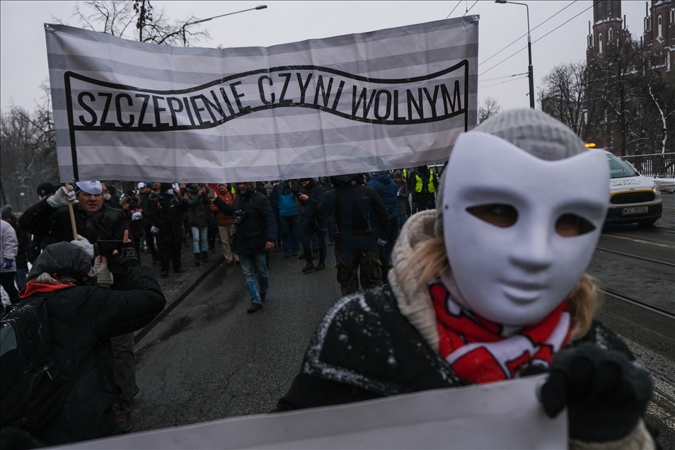 Polonya'da koronavirüs tedbirleri protesto edildi