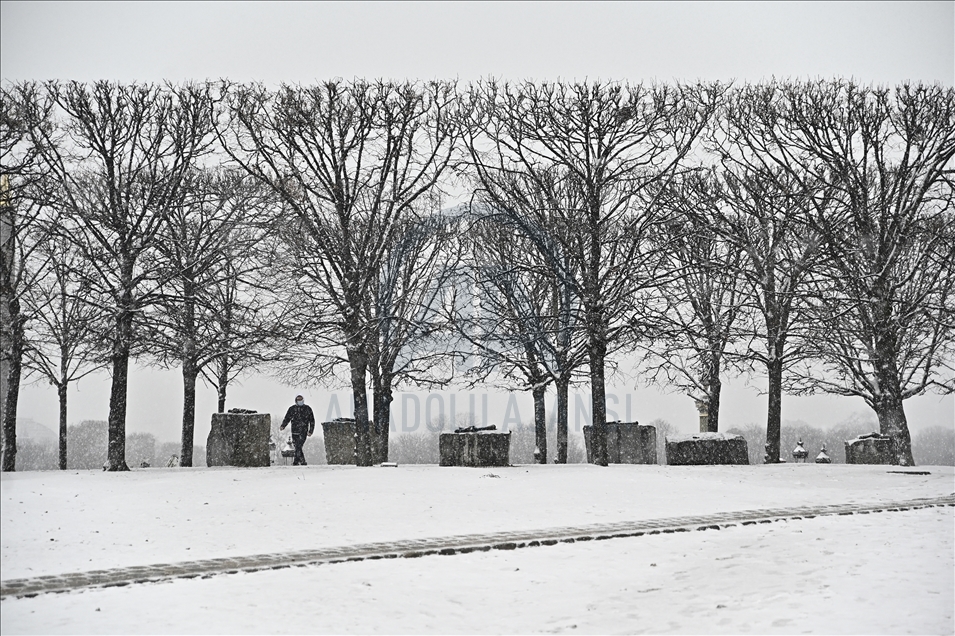 Në kryeqytetin e Francës, Paris dhe zonat përreth tij ra bora