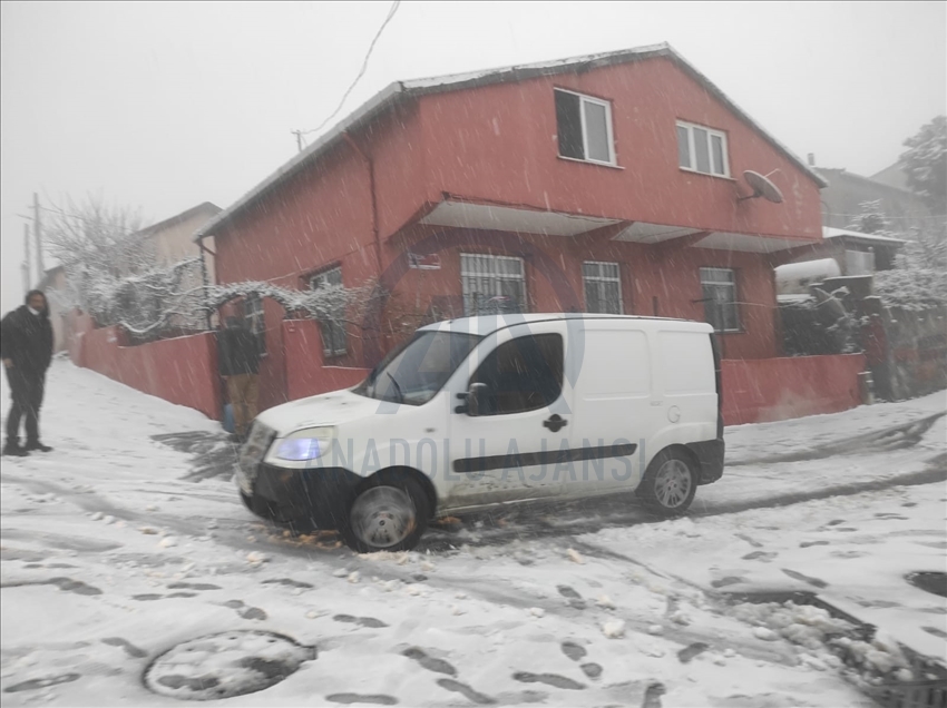  İstanbul'un bazı bölgelerinde kar ve sulu kar yağışı görülüyor