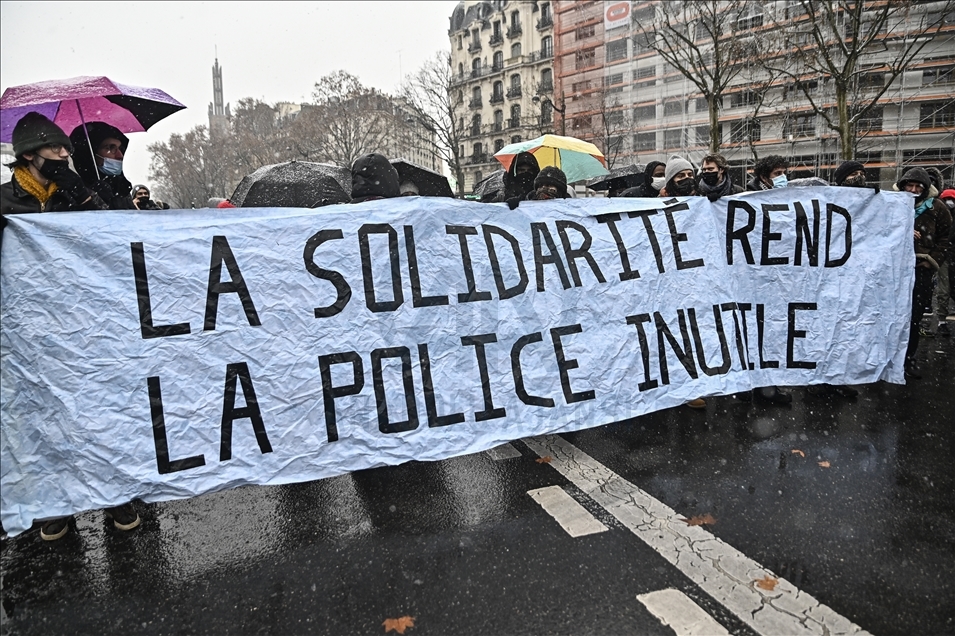 Fransızlar güvenlik yasa tasarısına karşı özgürlüklerini korumak için yürüdü