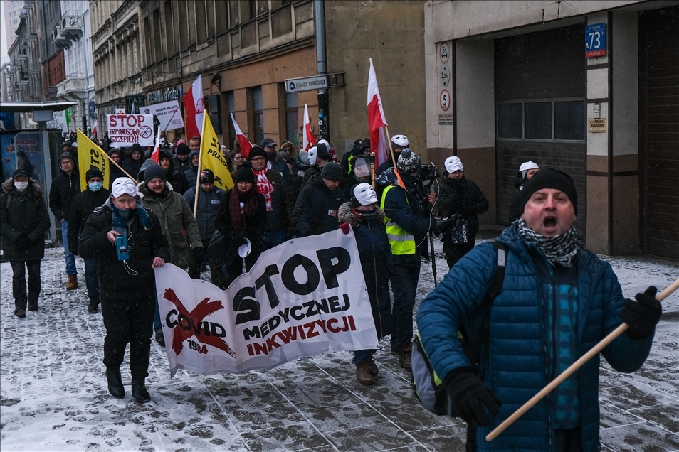 Polonya'da koronavirüs tedbirleri protesto edildi