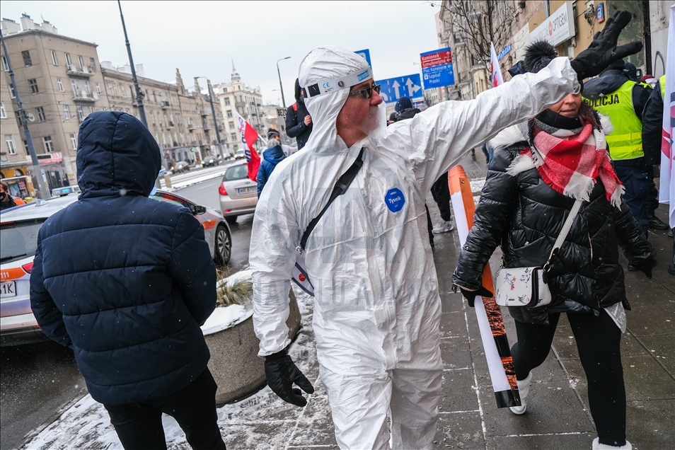 Polonya'da koronavirüs tedbirleri protesto edildi