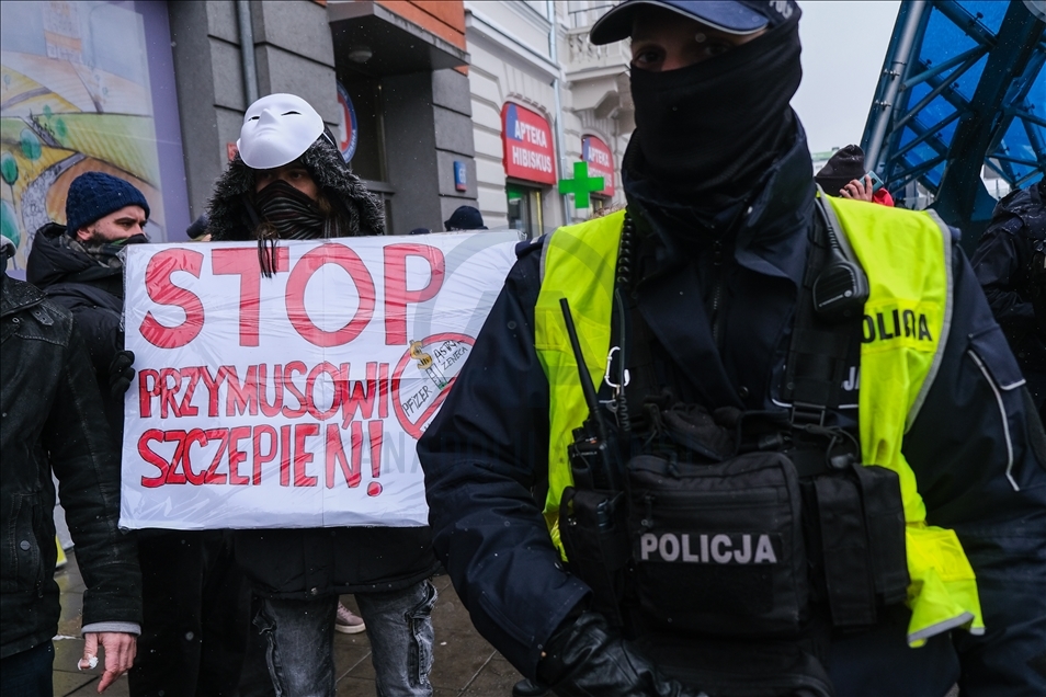 Polonya'da koronavirüs tedbirleri protesto edildi