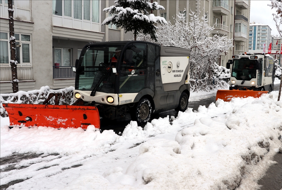 Sivas'ta 388 köy yolu kar nedeniyle ulaşıma kapandı