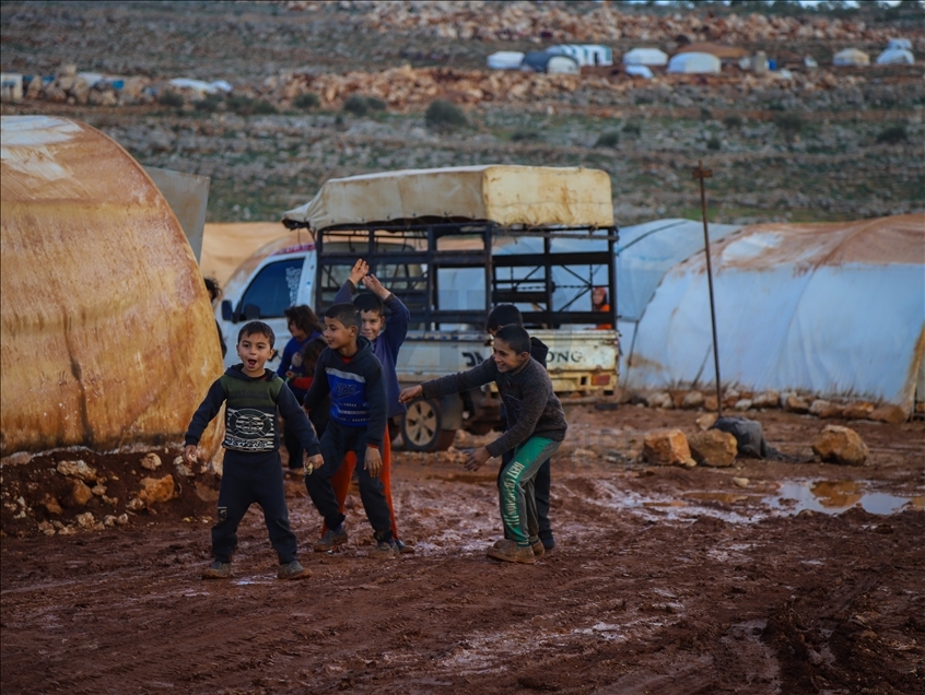 İdlib'de sağanak yine kampları vurdu