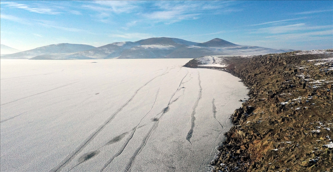 Dondurucu soğuklar nedeniyle buz tutan şelale ve göller, görenleri hayran bırakıyor