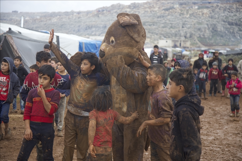 Suriyeli aktivistler, İdlib'de çamur altındaki çadır kentlerde yaşayan çocukların yüzünü güldürdü