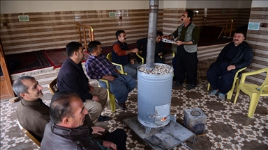 خاوەنی چێشتخانەیەکی کوردەواری بەدەم هۆرەوە پێشوازی لە میوانەکانی دەکات