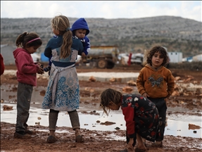 Şiliyê li kampên li Îdlibê xist