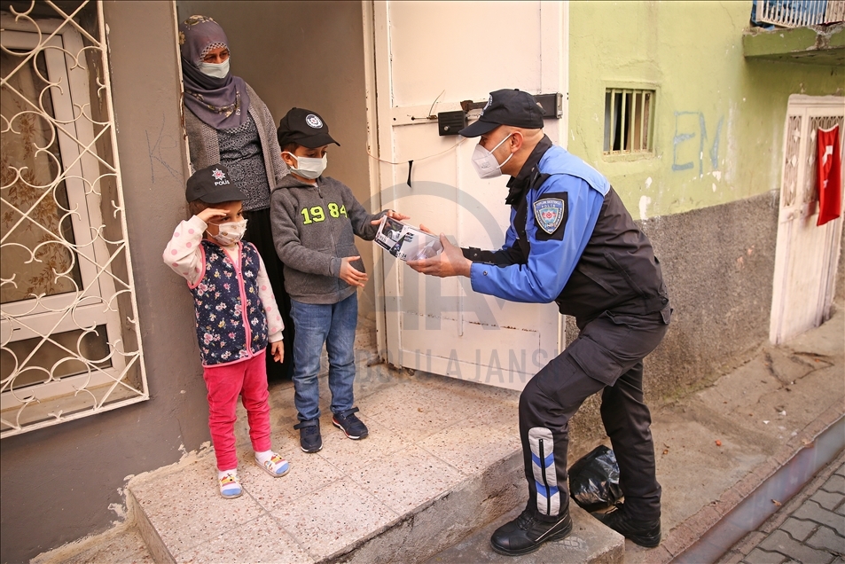 Adana'da polisten 7 yaşına giren çocuğa sürpriz doğum günü kutlaması