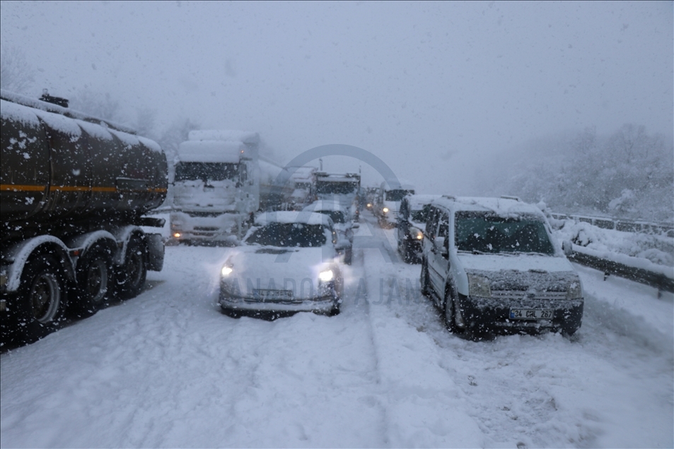 Anadolu Otoyolu'nda 16 aracın karıştığı trafik kazasında 8 kişi yaralandı