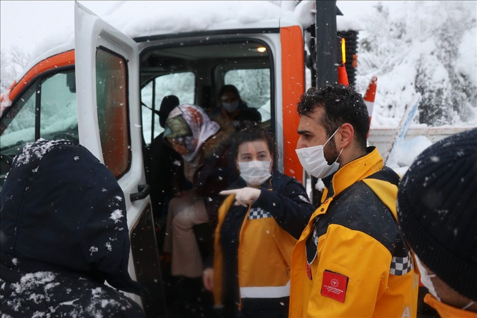 Anadolu Otoyolu'nda 16 aracın karıştığı trafik kazasında 8 kişi yaralandı