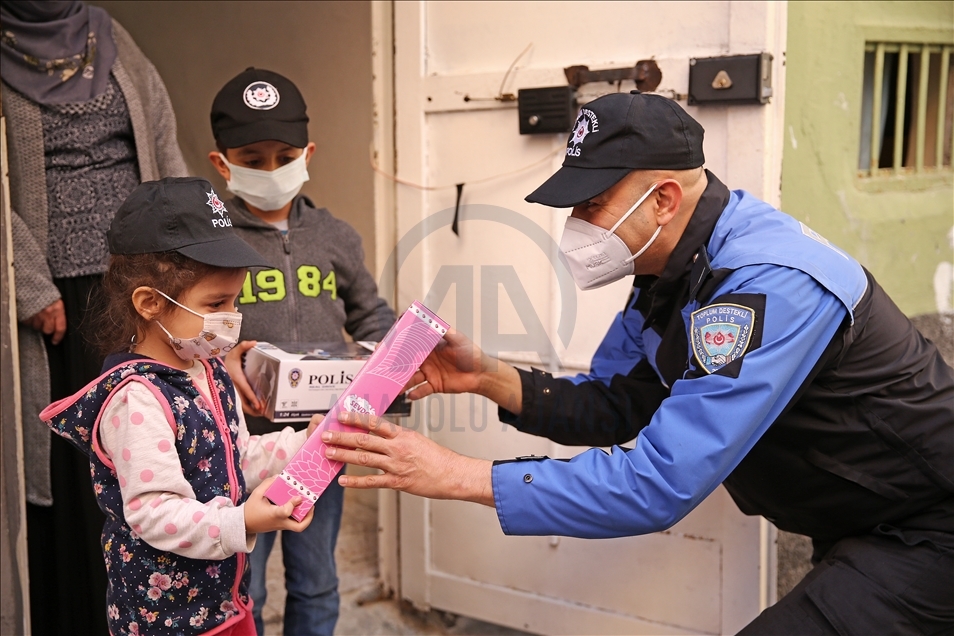 Adana'da polisten 7 yaşına giren çocuğa sürpriz doğum günü kutlaması