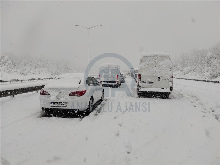 Yoğun kar nedeniyle Anadolu Otoyolu'nda ulaşım aksadı
