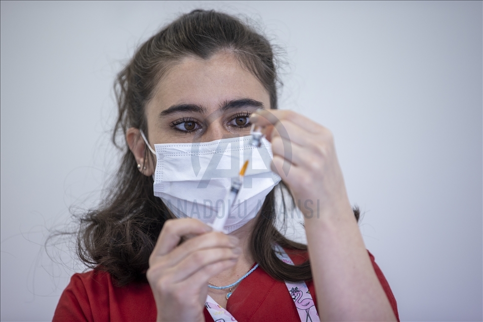 Kovid-19 aşısı yaptıran sağlık çalışanı sayısı 688 bini geçti