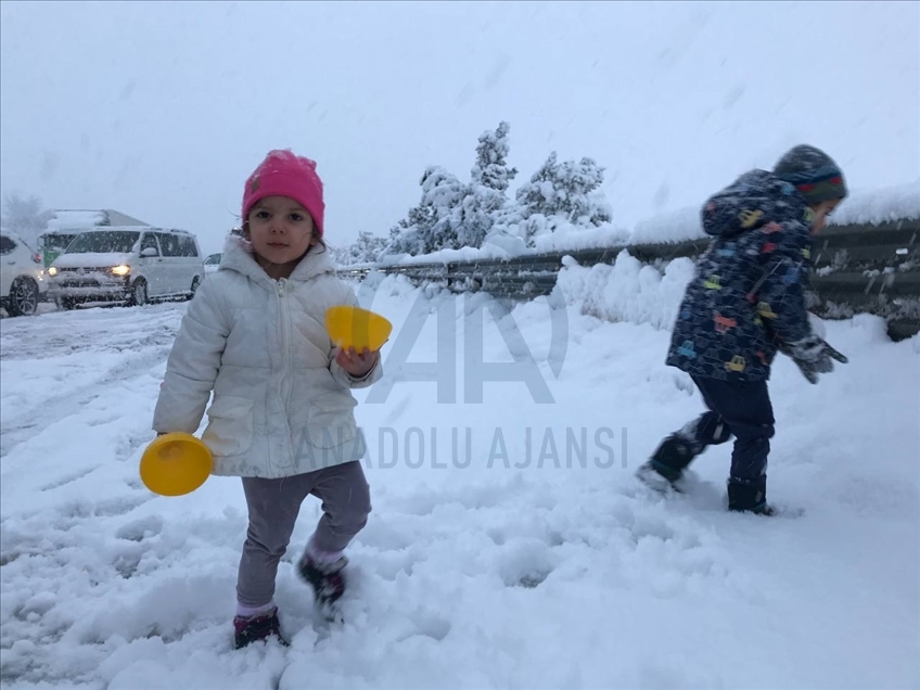 Anadolu Otoyolu'nda 16 aracın karıştığı trafik kazasında 8 kişi yaralandı