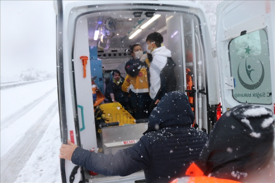 Anadolu Otoyolu'nda 16 aracın karıştığı trafik kazasında 8 kişi yaralandı