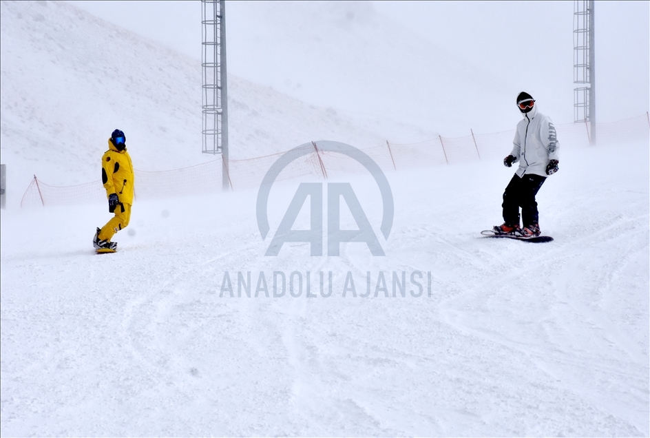 Kısıtlamadan muaf tutulan turistler Palandöken ve Cıbıltepe'de kayağın keyfini çıkarıyor
